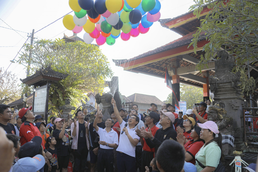 Sekda Adi Arnawa Buka Jalan Sehat Kelompok Olahraga Yowana Jagaditha Sibanggede